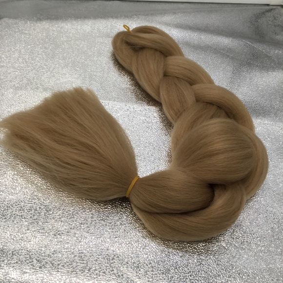 Synthetic braid blond 22” Final cut - Picture 6 of 7